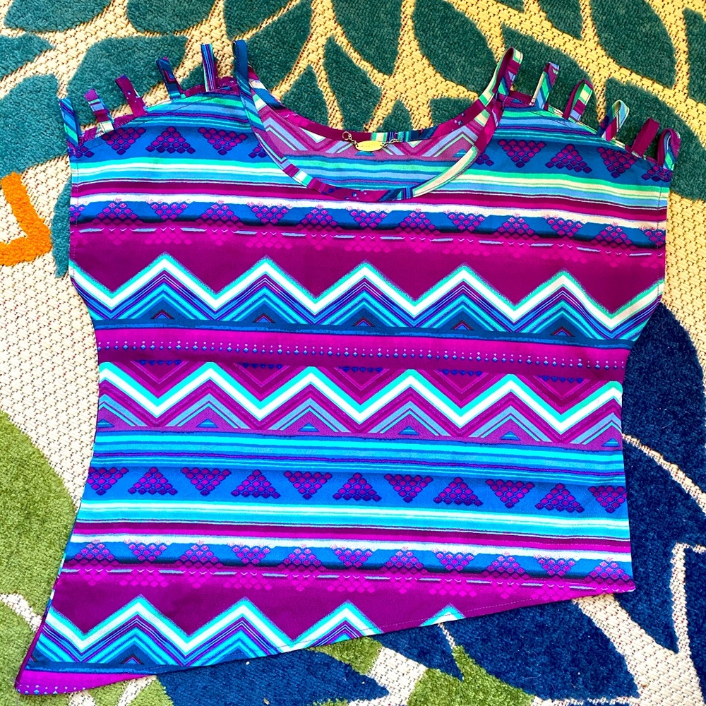 Zig Zag Pattern Asymmetric Crop Top